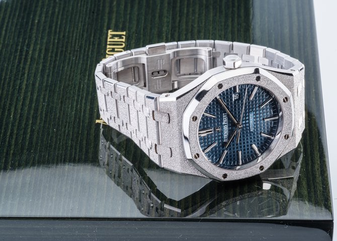 Audemars Piguet 15410BC.GG.1224BC.01 Royal Oak Offshore Frosted Gold 41 mm - фото 17
