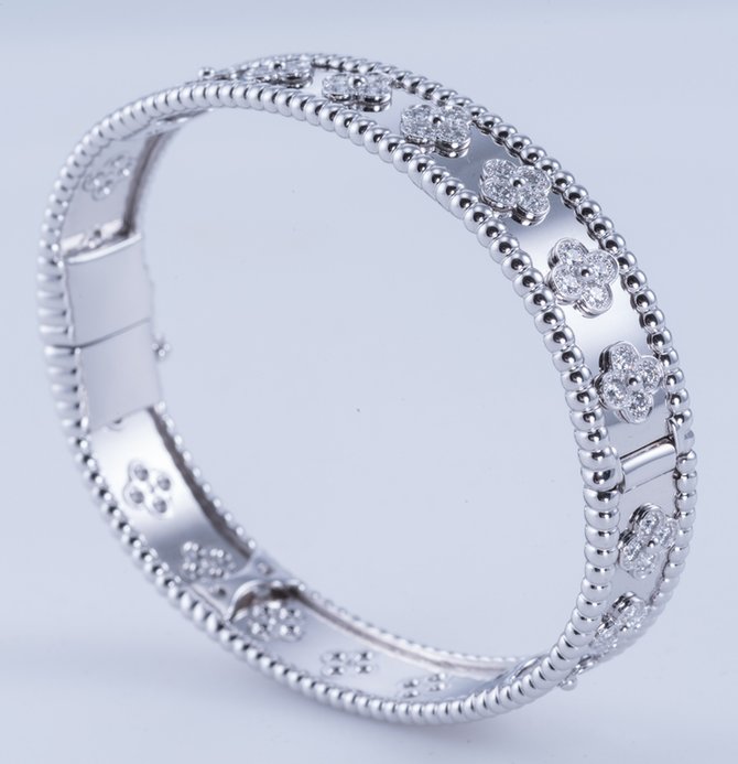 Van Cleef & Arpels VCARN5B100 Jewelry Perlee Clovers Bracelet - фото 13