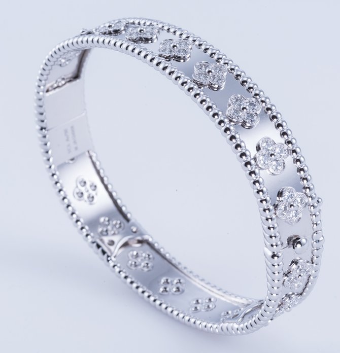 Van Cleef & Arpels VCARN5B100 Jewelry Perlee Clovers Bracelet - фото 1
